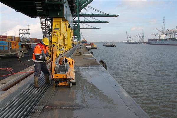 Boren in kaaimuren van Deurganckdok